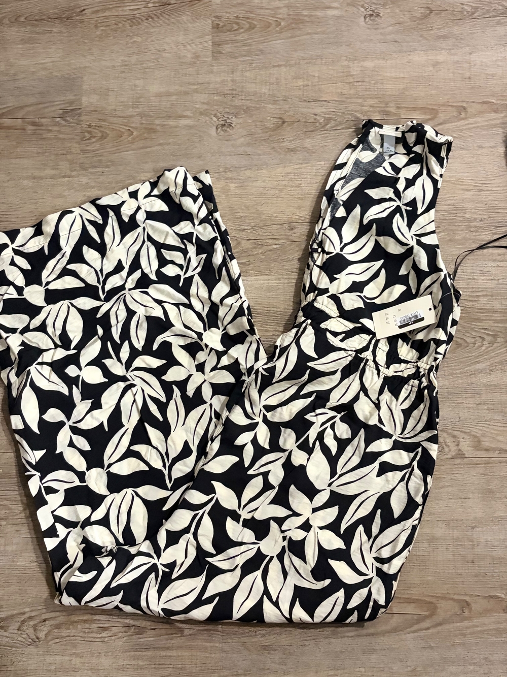 a new day Black & Cream Leaf-Print V-Neck Jumpsuit